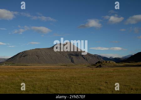 Majestätische isländische Berge ragen über die Landschaft, mit zerklüfteten Gipfeln und lebhaften grünen Tälern, die die atemberaubende natürliche Schönheit Islands zeigen Stockfoto