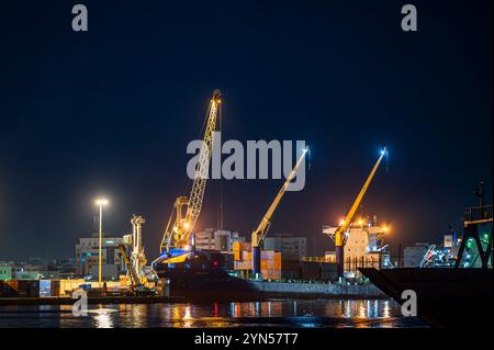 Sfax, Tunesien - 11. November 2024: Containerschiff Timucin A im Hafen von Sfax. Stockfoto