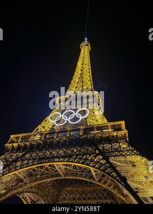 Paris, FRANKREICH - Oktober 2024: Die Olympischen Ringe wurden im Vorfeld der Olympischen Spiele 2024 auf dem Eiffelturm installiert Stockfoto