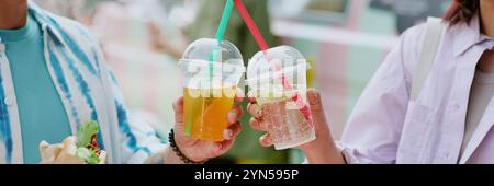 Website-Banner mit unbekanntem Paar, das Plastikbecher mit handgefertigter Limonade klickt und das Essen genießt Stockfoto