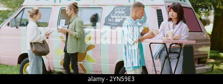 Website-Banner mit Leuten, die Getränke und Speisen aus dem Food Truck hinter sich genießen Stockfoto