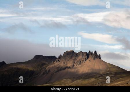 Majestätische isländische Berge ragen über die Landschaft, mit zerklüfteten Gipfeln und lebhaften grünen Tälern, die die atemberaubende natürliche Schönheit Islands zeigen Stockfoto