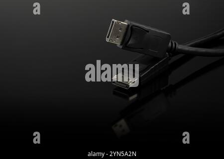 DisplayPort-Kabel auf schwarzem Hintergrund Stockfoto