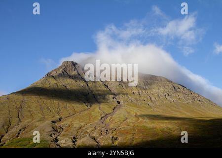 Majestätische isländische Berge ragen über die Landschaft, mit zerklüfteten Gipfeln und lebhaften grünen Tälern, die die atemberaubende natürliche Schönheit Islands zeigen Stockfoto