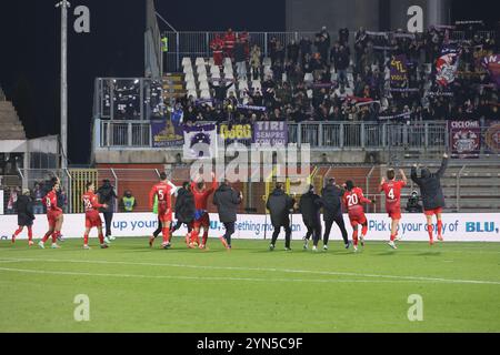 Como, Italien. November 2024. Comos Viola-Fans während des Fußballspiels der Serie A Enilive 2024/2025 zwischen Como und Fiorentina im Giuseppe Sinigaglia-Stadion in Como, Norditalien - Sonntag, den 24. November 2024. Sport - Fußball. (Foto: Antonio Saia/LaPresse) Credit: LaPresse/Alamy Live News Stockfoto