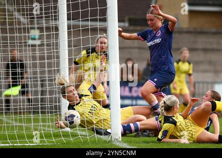 London, Großbritannien. November 2024. London, England, 24. November 2024: Ein eigenes Tor von Chesham verleiht Dulwich ihr zweites Tor während des Spiels der FA Womens National League Division One South East zwischen Dulwich Hamlet und Chesham Utd im Champion Hill Stadium in London. (Liam Asman/SPP) Credit: SPP Sport Press Photo. /Alamy Live News Stockfoto