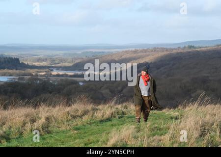 Moor of Barclye, Wood of Cree, weibliche Besucherin, die an einem von der RSPB verwalteten Standort in der Nähe von Newton Stewart Galloway, Schottland, Foto November 2024 Stockfoto