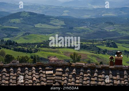Blick auf die Landschaft von Volterra über Dachziegel Stockfoto