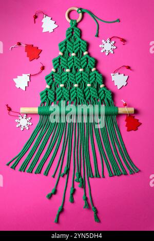 Wunderschöner Weihnachtsbaum mit Makramee auf rosa Hintergrund Stockfoto