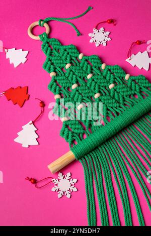 Wunderschöner Weihnachtsbaum mit Makramee auf rosa Hintergrund Stockfoto