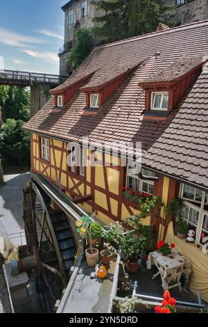 Historisches Mühlenhaus mit einem alten Mühlenrad in der malerischen Stadt Meersburg am Bodensee, Deutschland Stockfoto