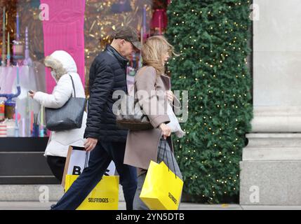 London, Großbritannien, 24. November 2024. London kam mit dem Wetter von Storm Bert leicht davon, aber böser Wind fing die Käufer auf der Oxford Street im Londoner West End auf. Kredit : Monica Wells/Alamy Live News Stockfoto