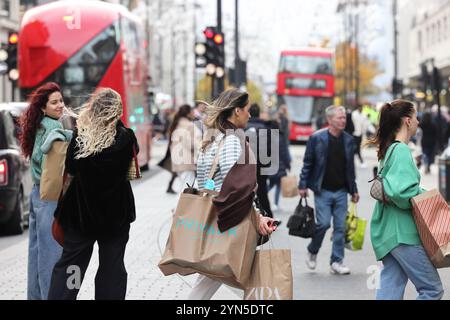 London, Großbritannien, 24. November 2024. London kam mit dem Wetter von Storm Bert leicht davon, aber böser Wind fing die Käufer auf der Oxford Street im Londoner West End auf. Kredit : Monica Wells/Alamy Live News Stockfoto