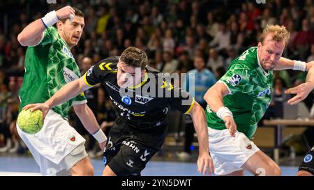 Berlin, Deutschland. November 2024. Deutschland, Berlin, Handball, Bundesliga - Fuechse Berlin vs TVB Stuttgart, in der Max Schmeling Halle, 24.11.2024, im Bild v.l.: Mijajlo Marsenic (Fuechse Berlin, #93), ante Ivankovic (TVB 1898 Stuttgart, #14), Max Darj (Fuechse Berlin, #05), Zweikampf, Action, Kampf, Kaempft um den Ball, Quelle: dpa/Alamy Live News Stockfoto