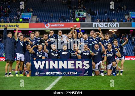 Edinburgh, Großbritannien. 24. November 2024; Murrayfield Stadium, Edinburgh, Schottland: Herbstrugby International, Schottland gegen Australien; Schottland feiert den Hopetoun Cup mit einem Ergebnis von 27-13 Credit: Action Plus Sports Images/Alamy Live News Stockfoto