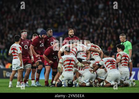 Beide Teams stehen am 24. November 2024 im Allianz Stadium in Twickenham, Großbritannien, für einen Scrum während des Autumn Nations Series-Spiels England gegen Japan an (Foto: Mark Cosgrove/News Images) Stockfoto