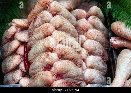 Gekühlte, rohe Hähnchenschenkel mit Haut in der Metzgerei, Blick von oben. Stockfoto