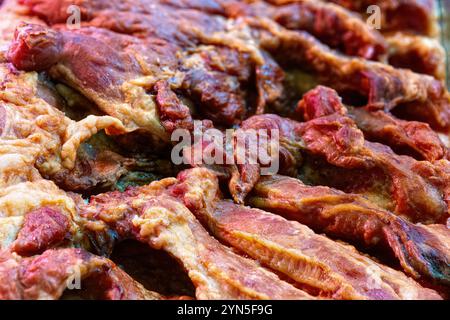 Schweinefleisch getrocknetes Fleisch Jerky Nahaufnahme Hintergrund, Draufsicht. Stockfoto