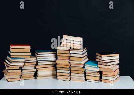 Stapel von Büchern für Lesen und Bildung in der Universitätsbibliothek auf Hintergrund Stockfoto