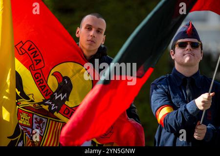 Madrid, Spanien. November 2024. Anhänger halten fränkische Fahnen während einer Kundgebung zum Jahrestag des Todes des Diktators Francisco Franco am 20. November 1975 und José Antonio Primo de Rivera am 20. November 1936, Gründer der rechten Gruppe Falange Española, auf der Plaza de Oriente in Madrid. Quelle: SOPA Images Limited/Alamy Live News Stockfoto