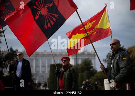 Madrid, Spanien. November 2024. Anhänger halten Falangistische Fahnen, während einer Kundgebung zum Jahrestag des Todes des Diktators Francisco Franco am 20. November 1975 und José Antonio Primo de Rivera am 20. November 1936, Gründer der rechten Gruppe Falange Española, auf der Plaza de Oriente in Madrid. Quelle: SOPA Images Limited/Alamy Live News Stockfoto