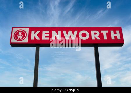 WATERTOWN, SD, USA, 19. NOVEMBER 2024: Außenschild und Markenlogo von Kenworth Truck Company. Stockfoto