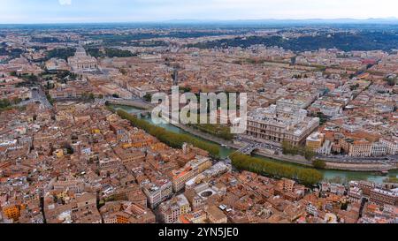 Erkunden Sie den atemberaubenden Blick aus der Vogelperspektive auf den Vatikan, den Petersdom, den Tiber und Roms pulsierende historische Stadtlandschaft, die antike Geschichte verschmilzt Stockfoto