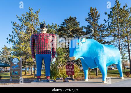 BEMIDJI, MN, USA, 17. NOVEMBER 2024: Paul Bunyan und Babe the Blue Ox Statuen im Paul Bunyan Park. Stockfoto