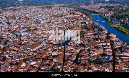 Herrlicher Blick aus der Luft auf Florenz mit Piazza Santa Croce und historischen Gebäuden, eingebettet am Fluss Arno unter klarem Himmel Stockfoto