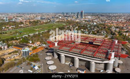 Dynamischer Blick aus der Luft auf das San Siro Stadion in Mailand, eingerahmt von moderner Architektur und üppiger grüner Umgebung Stockfoto