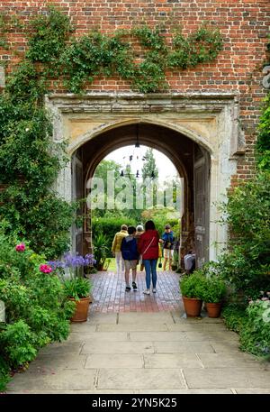 Sissinghurst Eingang und Besucher Stockfoto