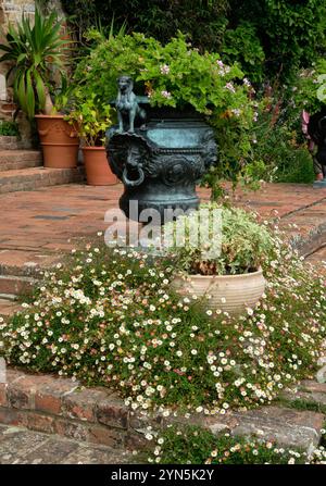 Kunstvoller Garten Urnenkollektoren Sissinghurst Gardens Stockfoto