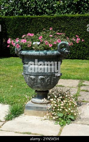 Kunstvoller Garten Urnenkollektoren Sissinghurst Gardens Stockfoto