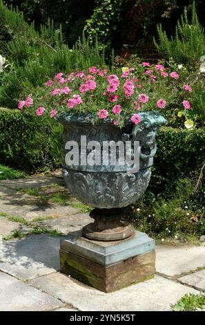 Kunstvoller Garten Urnenkollektoren Sissinghurst Gardens Stockfoto