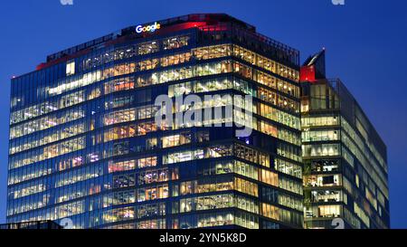 Warschau, Polen. 21. November 2024. Google-Logo-Schild am Bürogebäude in der Nacht. Amerikanisches multinationales Unternehmen. Technologie-Unternehmen-Zeichen Stockfoto