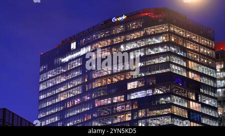 Warschau, Polen. 21. November 2024. Google-Logo-Schild am Bürogebäude in der Nacht. Amerikanisches multinationales Unternehmen. Technologie-Unternehmen-Zeichen Stockfoto