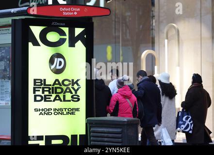 London, UK, 24. November 2024. Die Oxford Street und das Londoner West End waren voll von Käufern, die nach Black Friday-Angeboten suchten, da viele Geschäfte große Rabatte boten. Kredit : Monica Wells/Alamy Live News Stockfoto