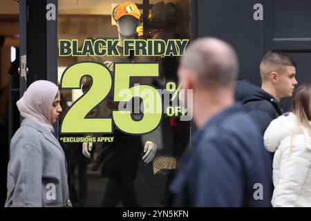 London, UK, 24. November 2024. Die Oxford Street und das Londoner West End waren voll von Käufern, die nach Black Friday-Angeboten suchten, da viele Geschäfte große Rabatte boten. Kredit : Monica Wells/Alamy Live News Stockfoto