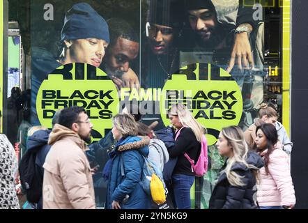 London, UK, 24. November 2024. Die Oxford Street und das Londoner West End waren voll von Käufern, die nach Black Friday-Angeboten suchten, da viele Geschäfte große Rabatte boten. Kredit : Monica Wells/Alamy Live News Stockfoto