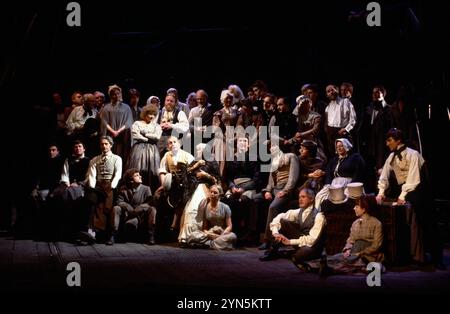 Die Kompanie in NICHOLAS NICKLEBY bei der Royal Shakespeare Company (RSC), Aldwych Theatre, London WC2 19-20/06/1980 adaptiert von David Edgar aus dem Roman von Charles Dickens Musik und Texte: Stephen Oliver Design: John Napier & Dermot Hayes Beleuchtung: David Hersey Regisseure: Trevor Nunn & John Caird Stockfoto