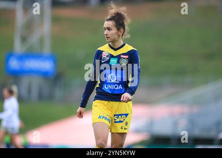 Wien, Österreich. November 2024. St. Polten, Österreich, 24. November 2024: Isabell Schneiderbauer (4 erster Wiener FC) während des Admiral Frauen Bundesliga Matches First Vienna FC gegen St Polten in der Hohen Warte Tom Seiss/SPP (Tom Seiss/SPP) Credit: SPP Sport Press Photo. /Alamy Live News Stockfoto