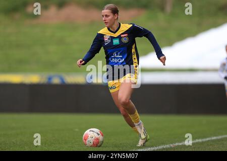Wien, Österreich. November 2024. St. Polten, Österreich, 24. November 2024: Sarah Gutmann (77 erster Wiener FC) fährt während des Admiral Frauen Bundesliga-Spiels First Vienna FC gegen St Polten in der Hohen Warte Tom Seiss/SPP (Tom Seiss/SPP) Credit: SPP Sport Pressefoto. /Alamy Live News Stockfoto