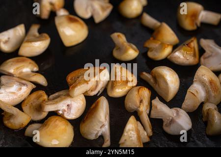 Pilze werden in einer Pfanne goldbraun gebraten. Nahaufnahme, ausgewählter Fokus. Hintergrund. Hochwertige Fotos Stockfoto