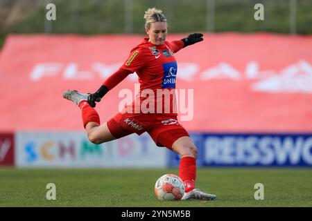Wien, Österreich. November 2024. St. Polten, Österreich, 24. November 2024: Pia Piplits (1 erster Wiener FC) startet den Ball während des Admiral Frauen Bundesliga-Spiels erster Wiener FC gegen St. Polten in der Hohen Warte Tom Seiss/SPP (Tom Seiss/SPP) Credit: SPP Sport Press Photo. /Alamy Live News Stockfoto