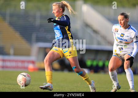 Wien, Österreich. November 2024. St. Polten, Österreich, 24. November 2024: Lara Hocherl (11 erster Wiener FC) fährt beim Bundesliga-Spiel der Admiral Frauen First Vienna FC gegen St Polten in der Hohen Warte Tom Seiss/SPP (Tom Seiss/SPP) Credit: SPP Sport Press Photo. /Alamy Live News Stockfoto