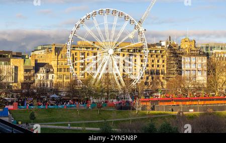 Die Weihnachtsmärkte in Edinburgh finden jedes Jahr in Princes Street Gardens, Edinburgh, Schottland, Großbritannien statt Stockfoto