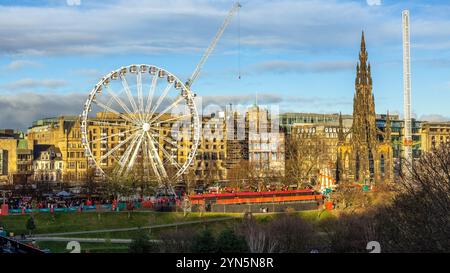 Die Weihnachtsmärkte in Edinburgh finden jedes Jahr in Princes Street Gardens, Edinburgh, Schottland, Großbritannien statt Stockfoto