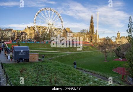 Die Weihnachtsmärkte in Edinburgh finden jedes Jahr in Princes Street Gardens, Edinburgh, Schottland, Großbritannien statt Stockfoto