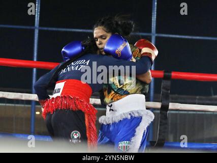 Dhaka, Bangladesch. November 2024. Die Boxerinnen Sanjida Jannat und Afra Khandkar kämpfen während der Excel Contender Series im Aero Turf in Mirpur gegeneinander. Am 23. November 2024 in Dhaka, Bangladesch. (Foto von S A Masum/Eyepix Group) Credit: Eyepix Group/Alamy Live News Stockfoto