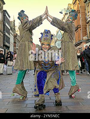 Glasgow, Schottland, Großbritannien. November 2024. Der 10. Jubiläum Style Mile Karneval in der buchanan Street, der Einkaufs- und Stilhauptstadt Schottlands. Bei der jährlichen Eröffnung der weihnachtsfeier der Stadt werden insgesamt 12 Bühnenzonen die stilvolle Meile von den Stufen der Konzerthalle zum St. enoch Platz mit dem Princes Square und den buchanan Galerien verspritzt, die dazwischen ein Karnevalskarussell für Weihnachten machen. Credit Gerard Ferry /Alamy Live News Stockfoto